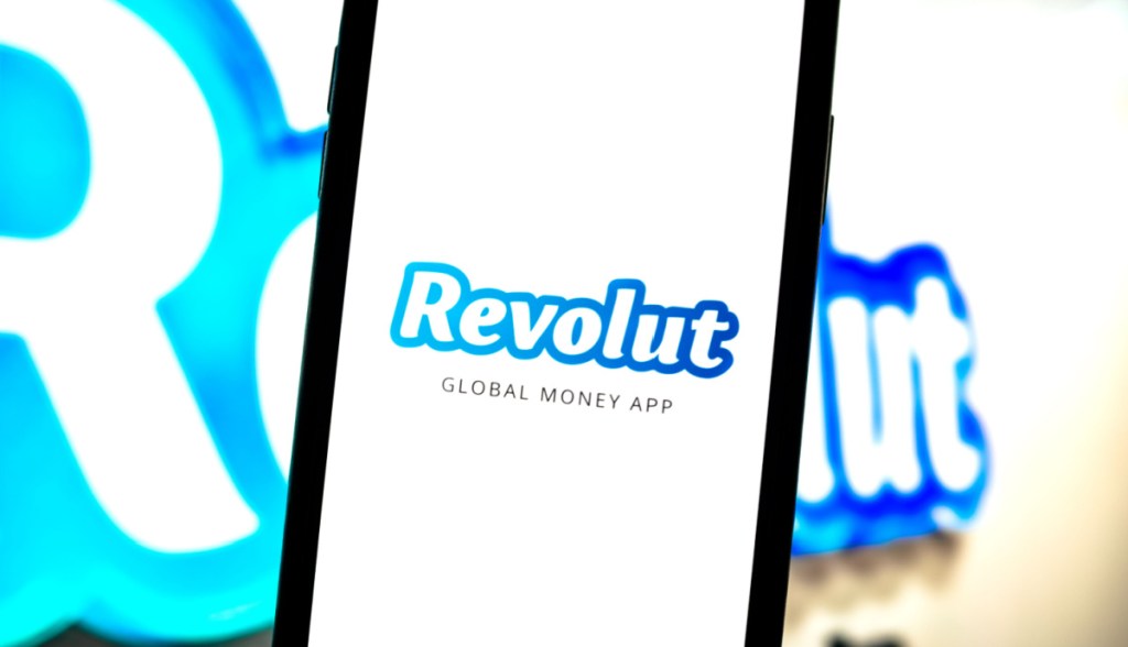 Celualr mostra logotipo da Revolut