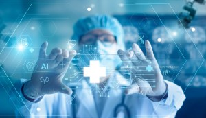 Profissional da Saúde explorando sistema virtual