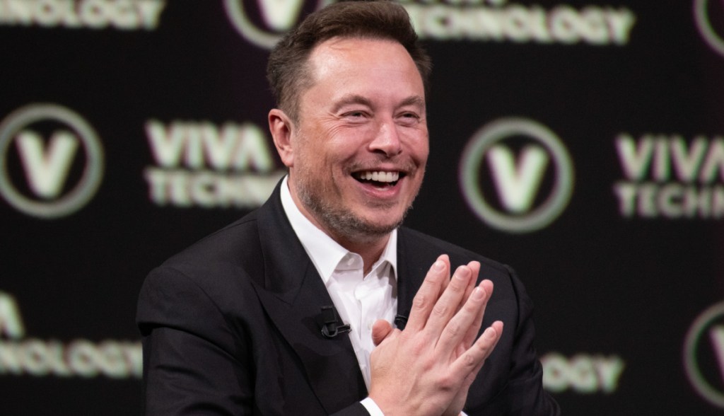 Elon Musk posa para foto em evento