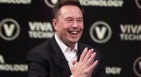 Elon Musk posa para foto em evento