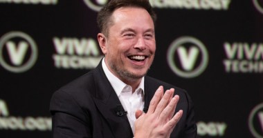 Elon Musk posa para foto em evento