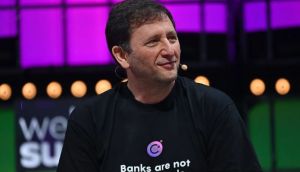 Alex Mashinsky, é fotografado em evento