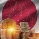 moeda de bitcoin e bandeira do japão ao fundo