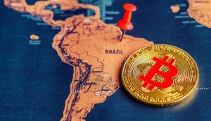 moeda de bitcoin sobre mapa do brasil