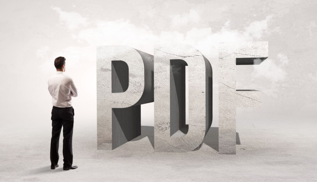 Homem olha para letras P, D e F, formadas por areia-ao fundo um céu ceinzento