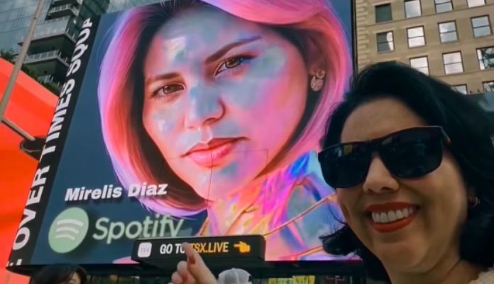 Mirelis Diaz , esposa do Faraó do Bitcoin e líder da GAS Consultoria, em telão da Times Square em Nova York