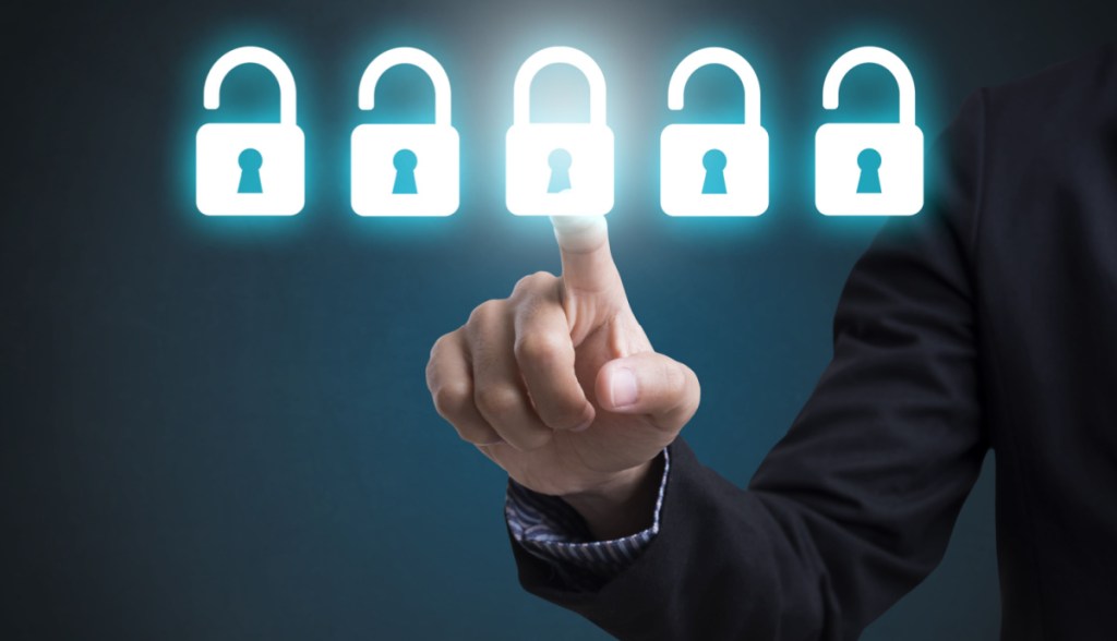 Pessoa tocando com o dedo indicador em um holograma de cadeado fechado