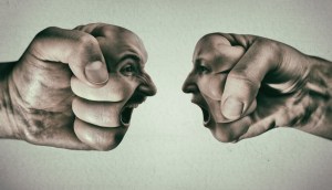 Punhos fechados com faces gritando prestes a se tocarem