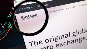 Lupa por sobre o logotipo da Bitstamp