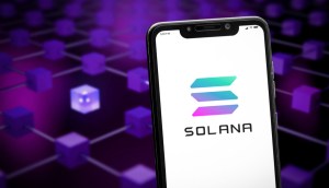 Celular mostra logotipo da Solana