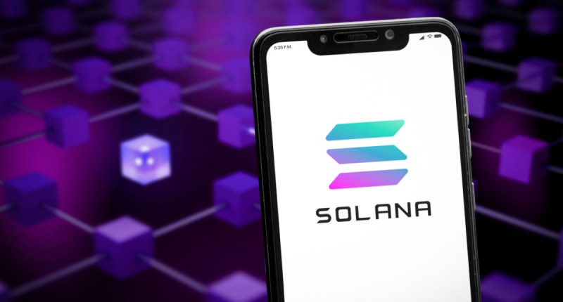Celular mostra logotipo da Solana