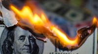 Nota de dólar queimando