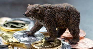 Boneco de urso sobre várias criptomoedas