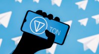 Ilustração de mão segurando smartphone com logotipo da Toncoin