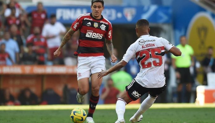 Pedro do Flamengo vai para cima de Alisson do São Paulo em final da Copa do Brasil