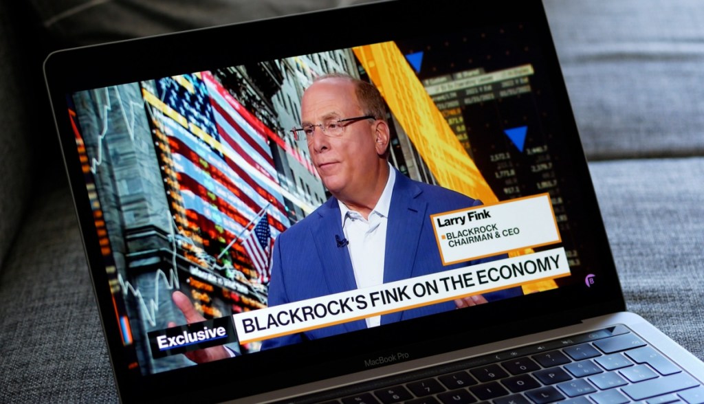 Imagem da matéria: CEO da BlackRock diz que alta do Bitcoin com boatos de ETF prova "interesse reprimido em criptomoedas"