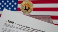 Imagem mostra mix de moeda de bitcoin, formulário de imposto e bandeira dos EUA