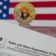 Imagem mostra mix de moeda de bitcoin, formulário de imposto e bandeira dos EUA