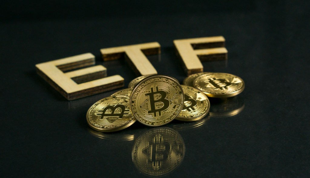 Imagem da Notícia: ETFs de Bitcoin têm entrada de US$ 303 mi, impulsionados por Fidelity e Grayscale