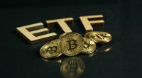 Moedas de bitcoin sob mesa escura com sigal ETF