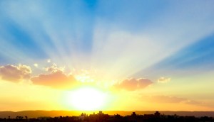 Nascer do sol atrás de uma cidade