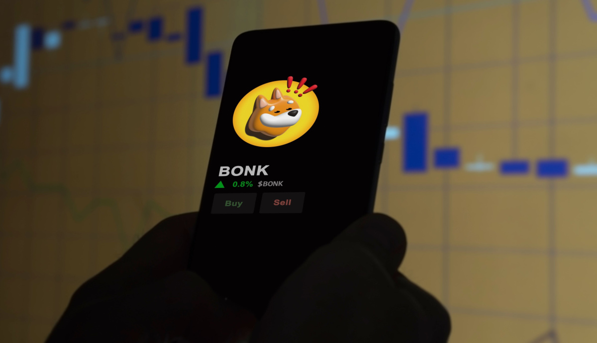 Celular mostra logotipo da memecoin BONK