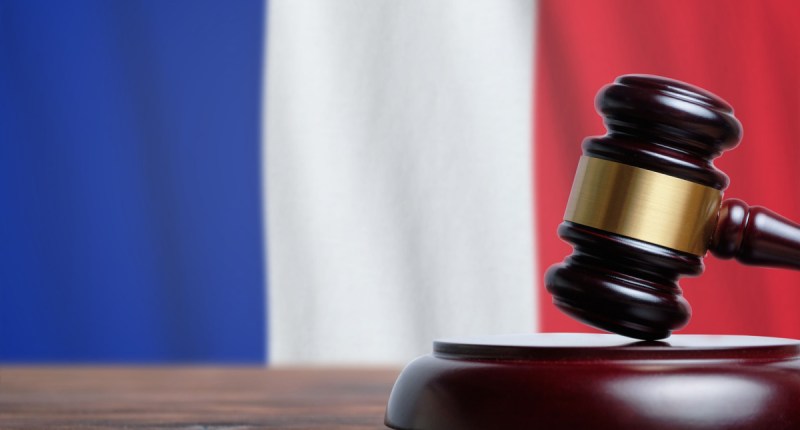 Martelo de juíz em frente de bandeira da França