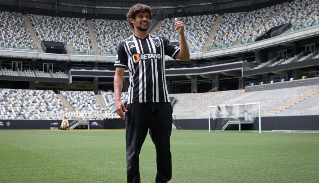 Gustavo Scarpa em um campo de futebol usando o uniforme do Atlético Mineiro