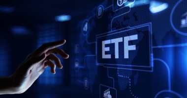 Imagem da matéria: Manhã Cripto: Bitcoin e Ethereum estacionam após ETFs movimentarem US$ 4,6 bilhões na estreia