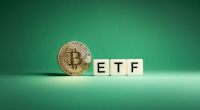 moeda de Bitcoin ao lado de letreiro com ETF