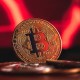 Imagem da matéria: Manhã Cripto: Bitcoin reduz perdas após atingir US$ 59 mil; Kraken lança carteira e Binance pode retornar à Índia