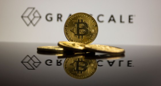 moeda de bitcoin e logo da grayscale ao fundo