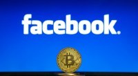 Moeda de Bitcoin à frente de logotipo Facebook
