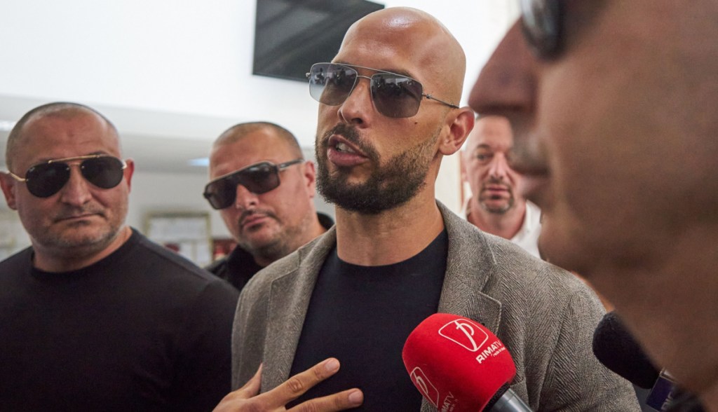 andrew tate dando entrevista