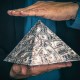 homem segura com duas mãos uma piramide de dinheiro