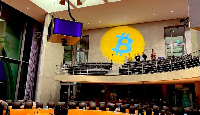 Símbolo gigante do Bitcoin é projetado no interior do Parlamento alemão