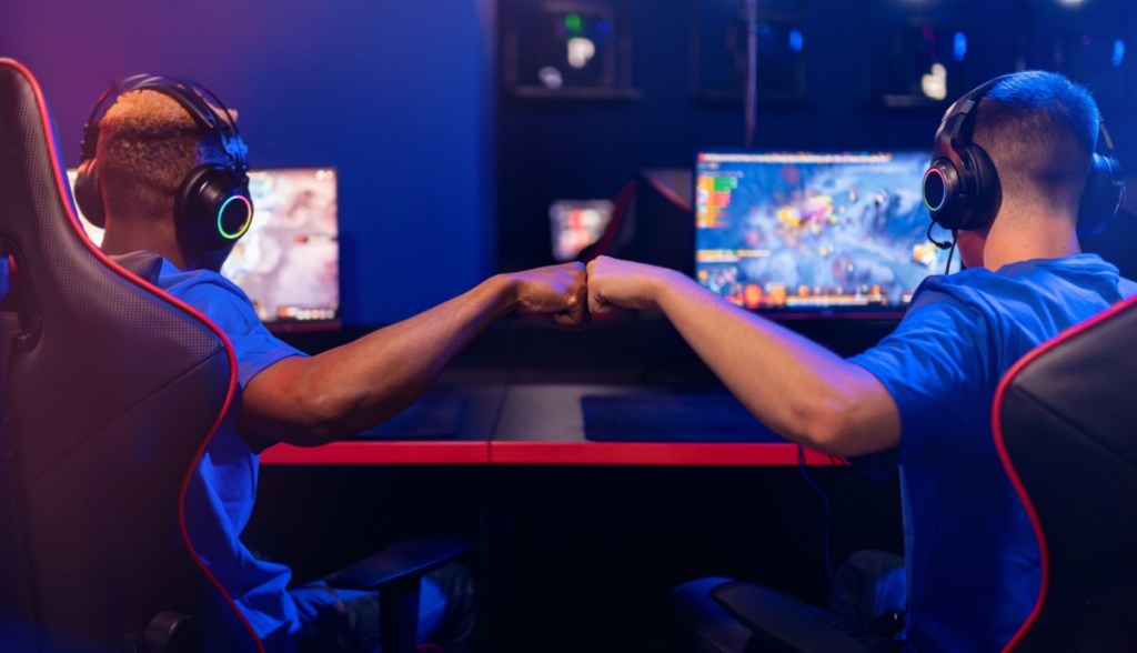 jogadores de costas tocam os punhos