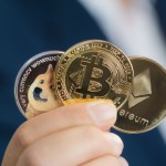 Novas cartas da série Currency da Cardsmiths incluem mais de US$ 500 mil em Bitcoin, Dogecoin e Ethereum