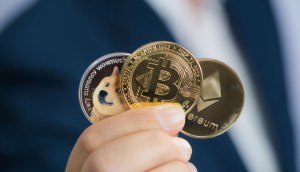 Imagem da matéria: Novas cartas da série Currency da Cardsmiths incluem mais de US$ 500 mil em Bitcoin, Dogecoin e Ethereum