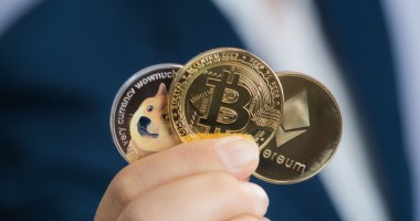 Imagem da matéria: Semana Cripto: Bitcoin dispara 21% em sete dias; ganhos de Dogecoin e memecoins roubam a cena