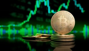 moeda de bitcoin com grafico verde de alta