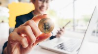 mulher desfocada mostra moeda de bitcoin
