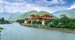 Casa à beira de rio no Butão