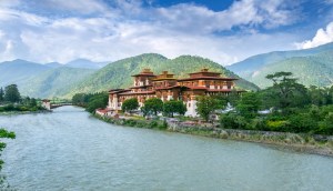 Casa à beira de rio no Butão