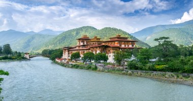 Casa à beira de rio no Butão