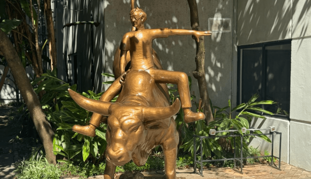 Imagem da matéria: Bitcoin ganha estátua no Brasil com Satoshi domando touro, símbolo de otimismo do mercado