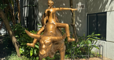 Imagem da matéria: Bitcoin ganha estátua no Brasil com Satoshi domando touro, símbolo de otimismo do mercado