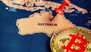 Moeda de bitcoin ao lado de mapa da Austrália