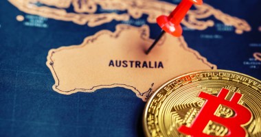 Moeda de bitcoin ao lado de mapa da Austrália