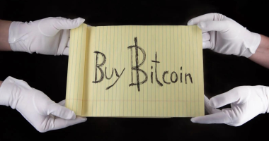 Imagem da matéria: Alguém quer pagar mais de R$ 750 mil por um papel escrito “Compre Bitcoin”